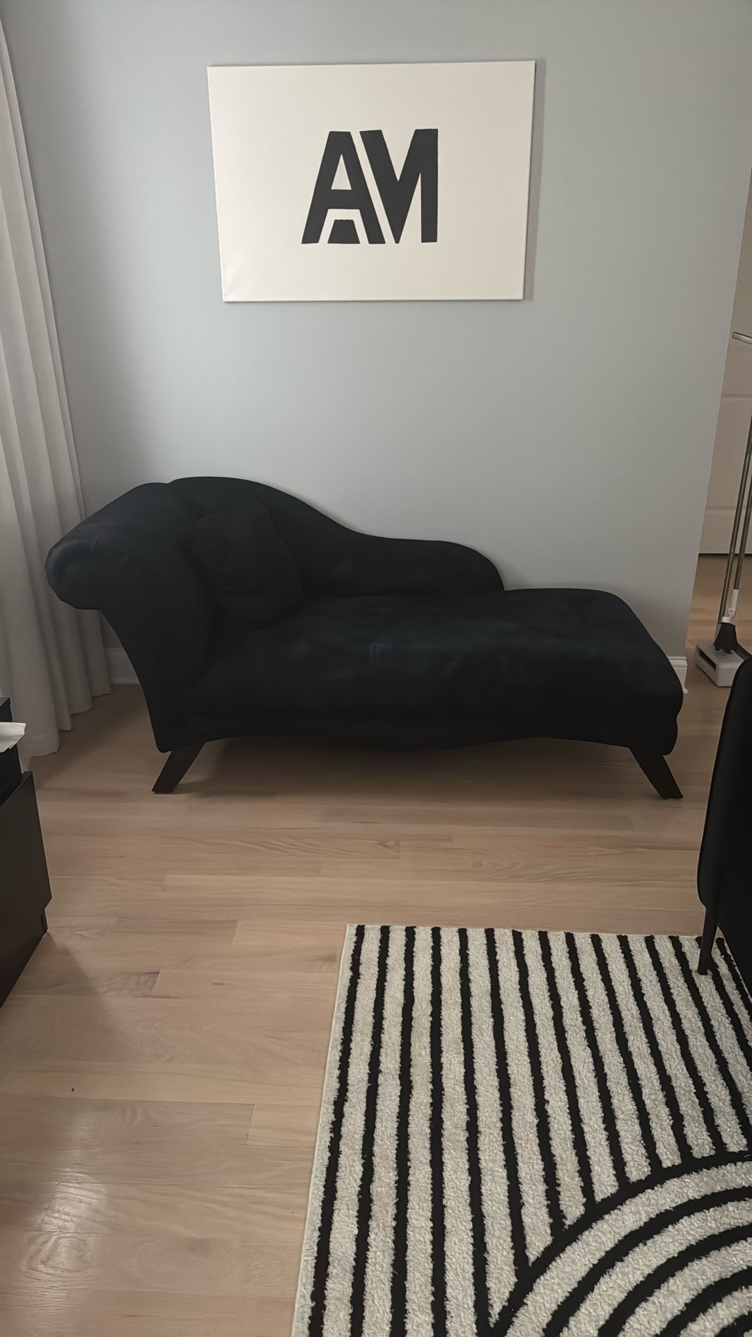 Gently Used black Chase Lounge 