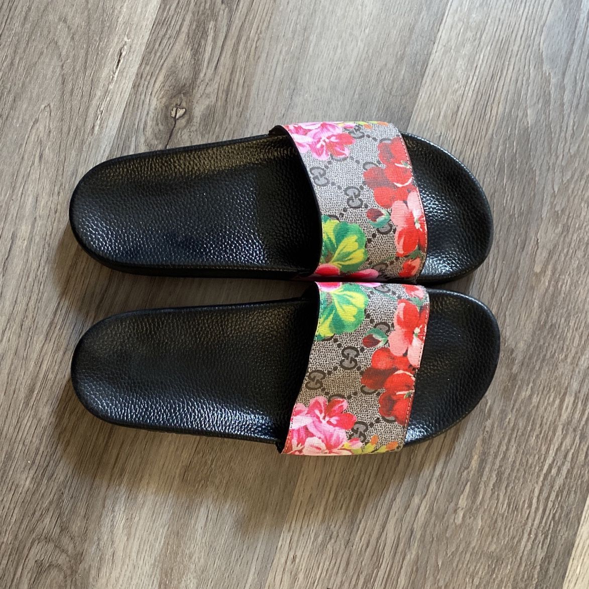 Size 8-9 used Gucci Slides