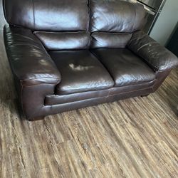 2 seater Leather Couch for Sale – Excellent Condition - No Smoke, No Kids, No Pets