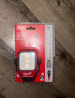 Milwaukee 600 Lumen Pivoting Task Light