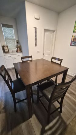 Coviar Counter Height Dining Table and Bar Stools – Great Condition
