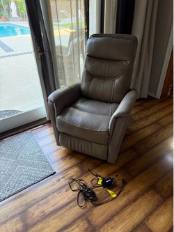 Recliner —_Power & Swivel with built-in battery