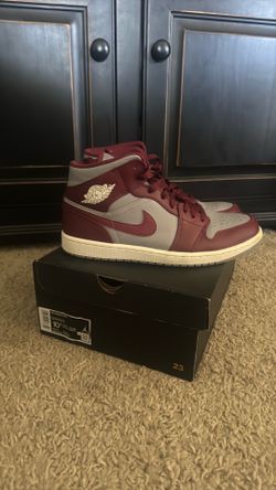 Air Jordan mid burgundy  10.5