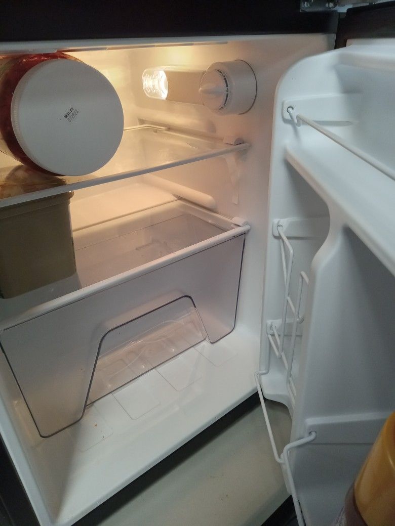 Barely Used Mini Fridge for Sale in Lakewood, WA OfferUp