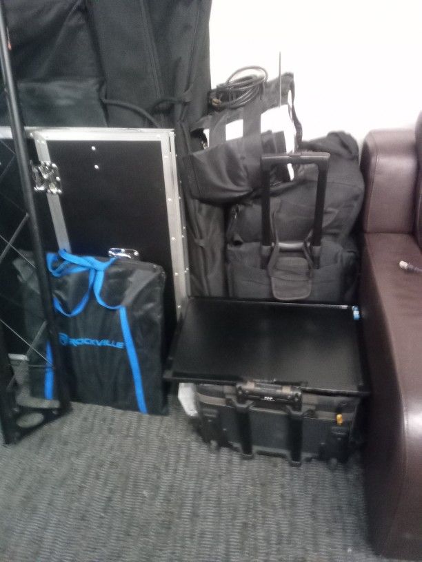 Complete DJ System All The Lights, 4 Lazers, Fog Machine, Snow Machine, Confetti Machine, Moniter, All The Plugs, Tower For Speakers, DJ Speakers