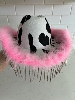 Cute ladies, cowgirl hat with pink fur and pink rhinestones