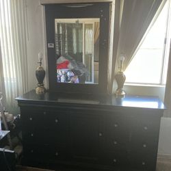 Dresser With Mirror 