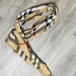 Plaid scarf with fringe at the bottom. K