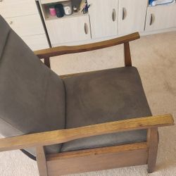 Single reclining sofa

