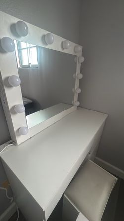 Vanity + chair-You have to buy a cable for the lights to turn on
