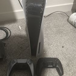 PS5 DISC VERSION+2 controllers LIKE NEW