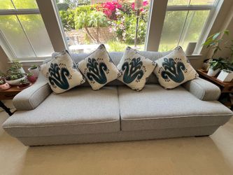 2-Piece Living Room Set (Sofa & Loveseat) – Excellent Condition