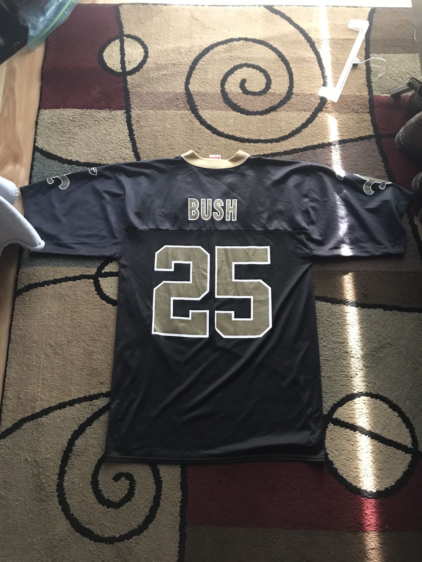 This is a Men’s Reebok New Orleans Saints Reggie Bush Jersey that is in excellent condition. It is a size medium.