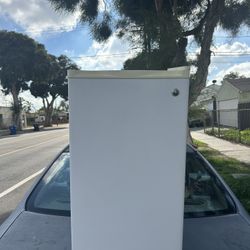 G E Mini Sized Refrigerator
