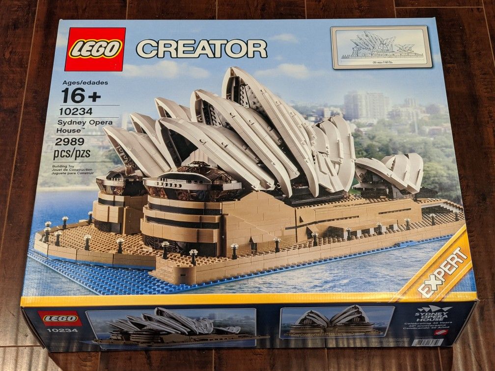 Brand new retired LEGO #10234 Sydney Opera House