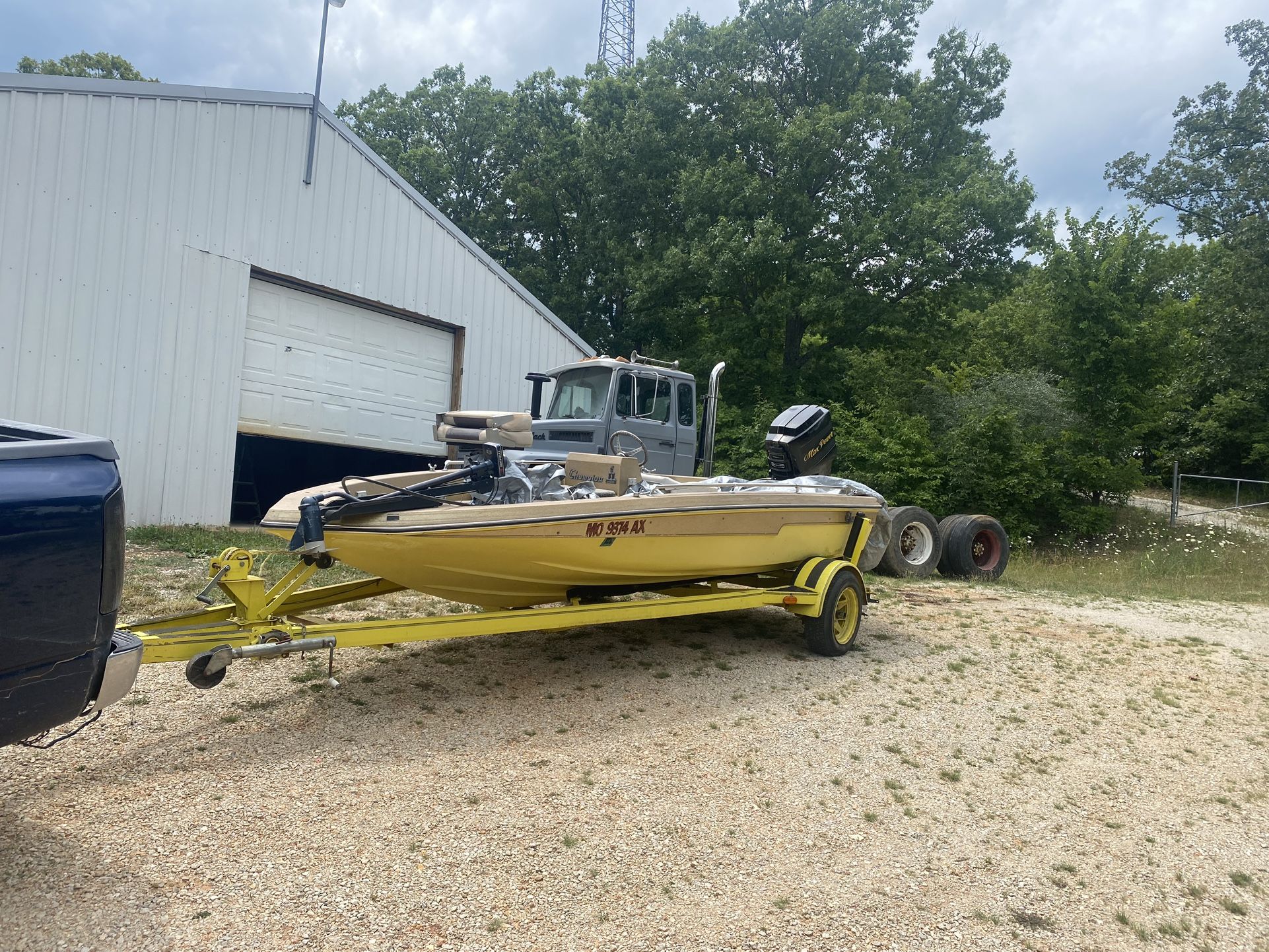 87 champion bass boat Champion Black max 175 hp motor