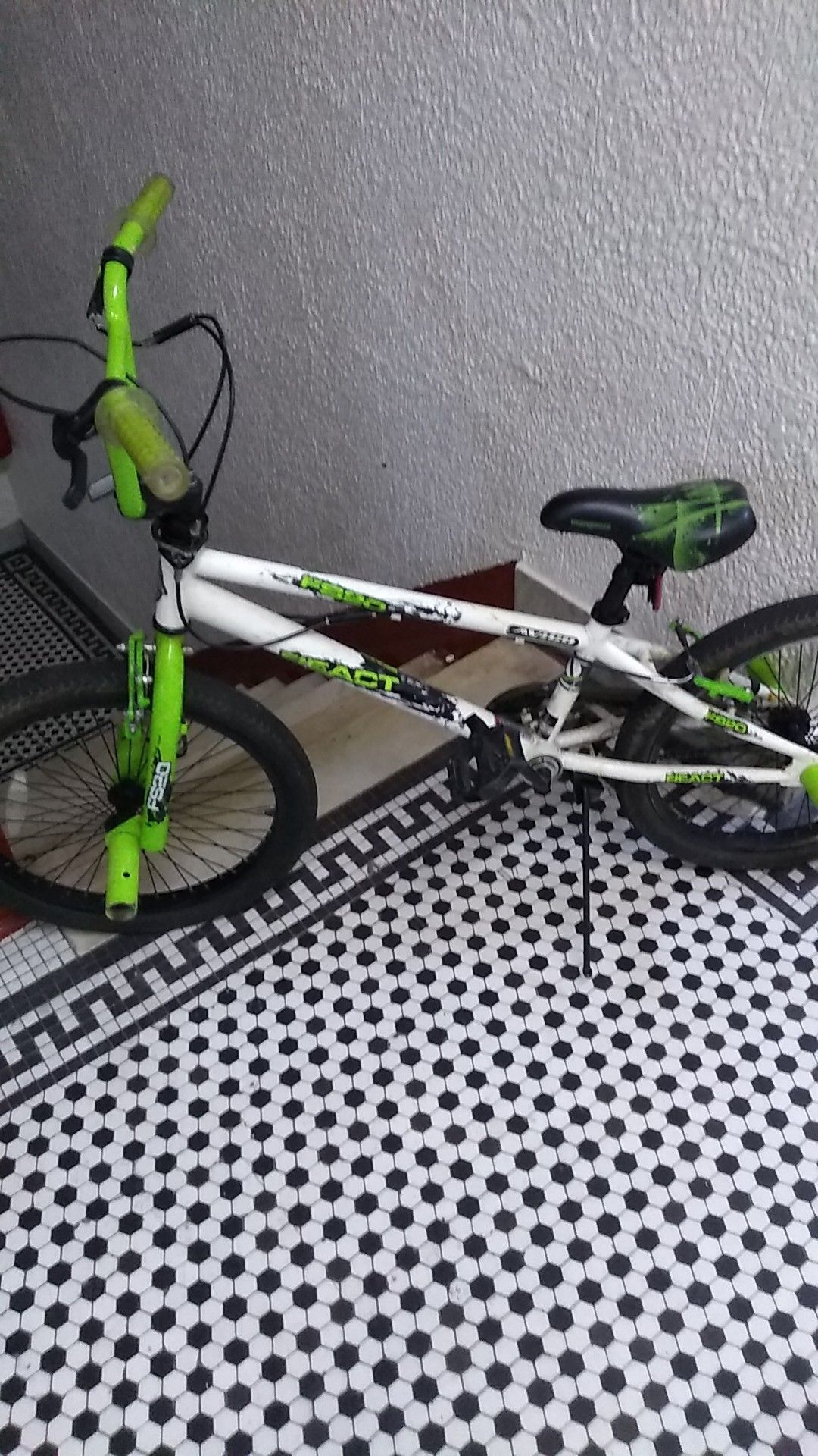 Mongoose Fs20 Avico Freestyle Bike