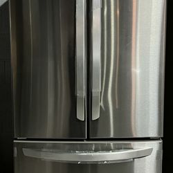 LG Standard-Depth 21.8-cu ft 3 -Door 30-in Wide with Ice Maker ( Stainless Steel )