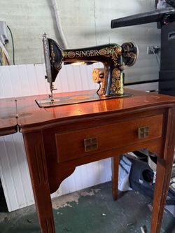 VINTAGE SINGER SEWING MACHINE