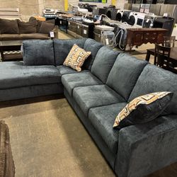 L Shape Sectional. 🚚WE DELIVER🚚