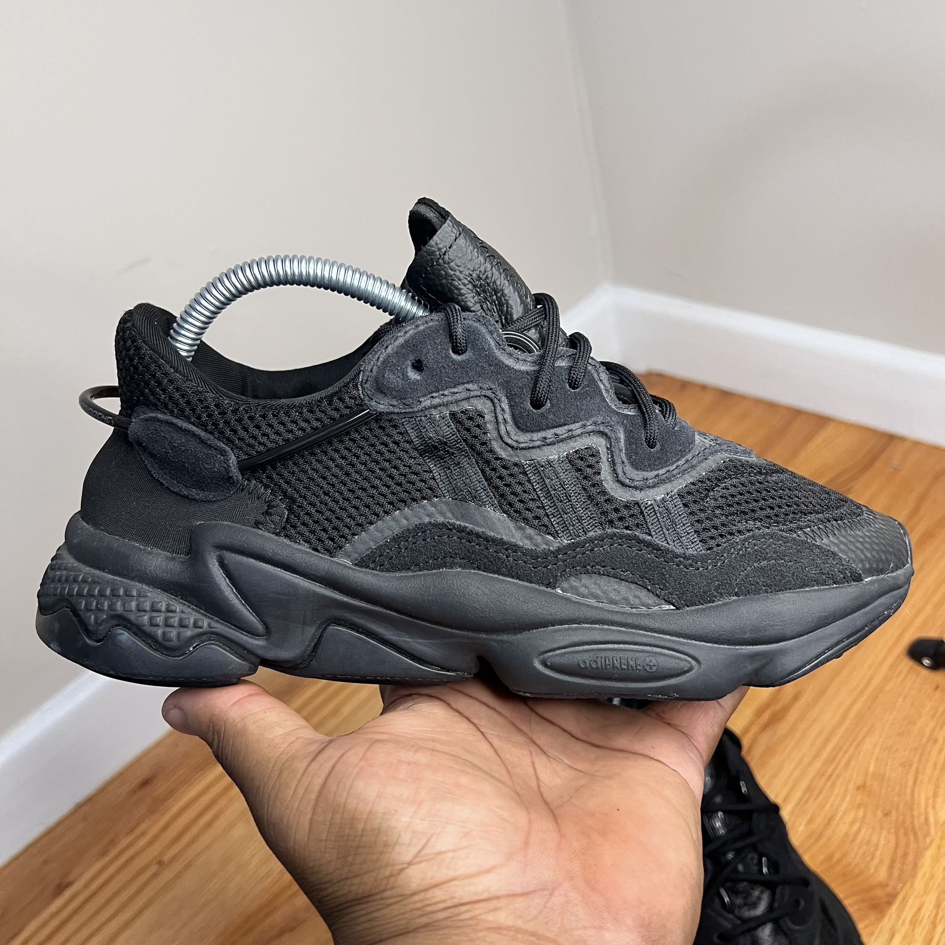 Adidas Ozweego J “Core Black” EE7775 Size 6Y/ 7.5W