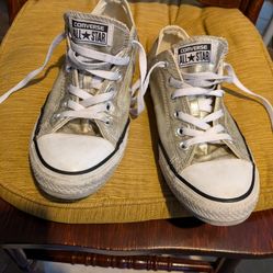 Converse Chuck Taylor All Star Ox
Light Gold Metallic size 7 Men size 9 Women size CM 25.5

