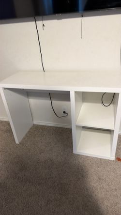 White desk is a little dirty need gone asap takes too much room MUST PICK UP