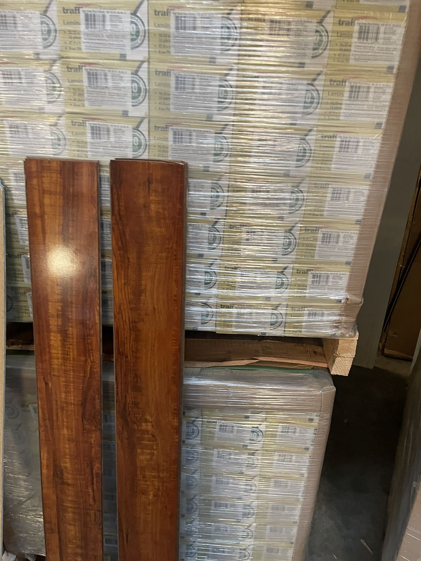 TrafficMaster Perry Hickory 8 mm T x 4.9 in. W Laminate Wood Flooring (16.3 sqft/ case) 大大 +*(0)