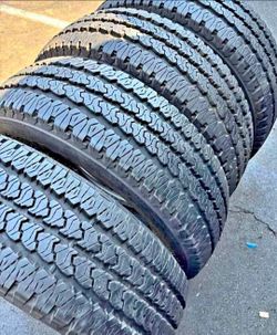 285 60 20 Firestone tires Con 80% de Vida Las 4