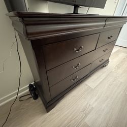 Raymour & Flanigan Dresser