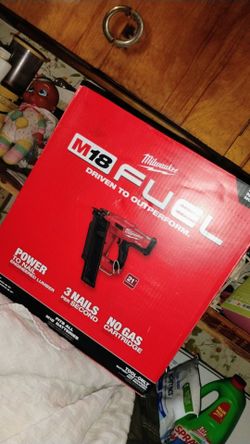 Milwaukee FUEL  M18  21 DEGREE FRAMING NAIL GUN W/ XC 6.0 battery