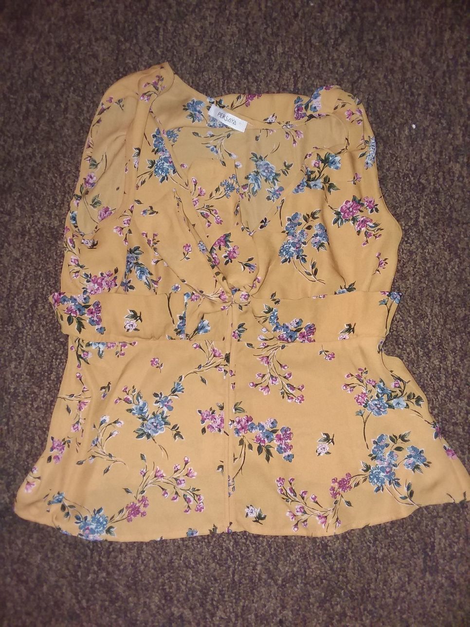 Estoy vendiendo esta blusa esta nuevo