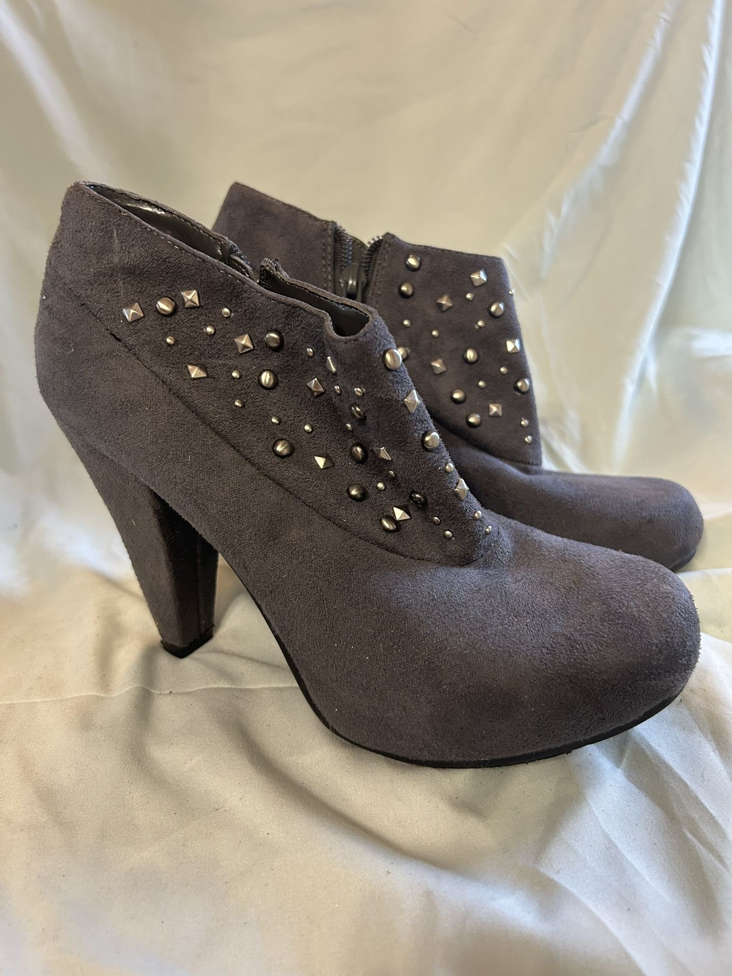 Silver Studded Grey Ankle Boots By Cloudwalkers Size 7