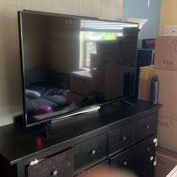 43 Inch Hisense TV With Stand. 