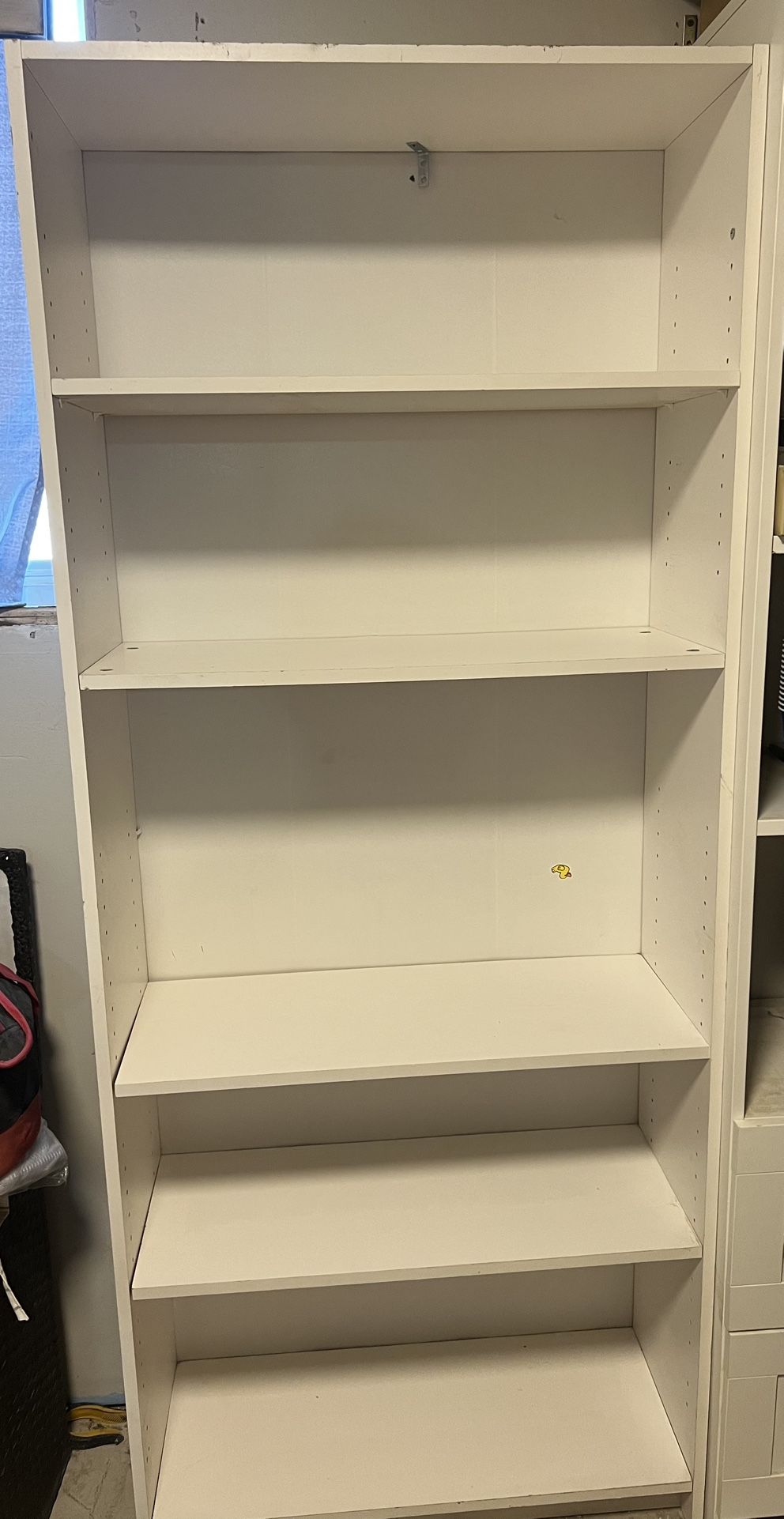 2 White Shelve