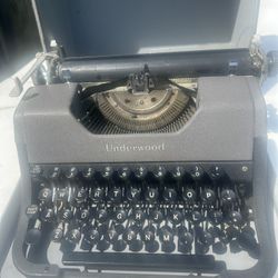 Antique Underwood Typewriter With Key Works Great 