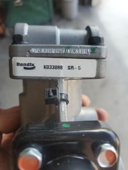 K033088 BRAND NEW BENDIX SR-5 SPRING BRAKE VALVE.