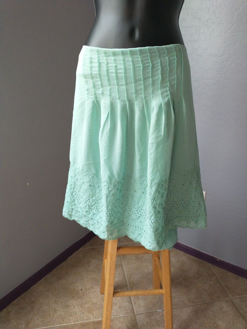 Loft pastel green size 16 skirt
Zips on the side
Shell/lining 100% polyester