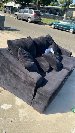 Free couch come pick up. Good condition just needs cleaning