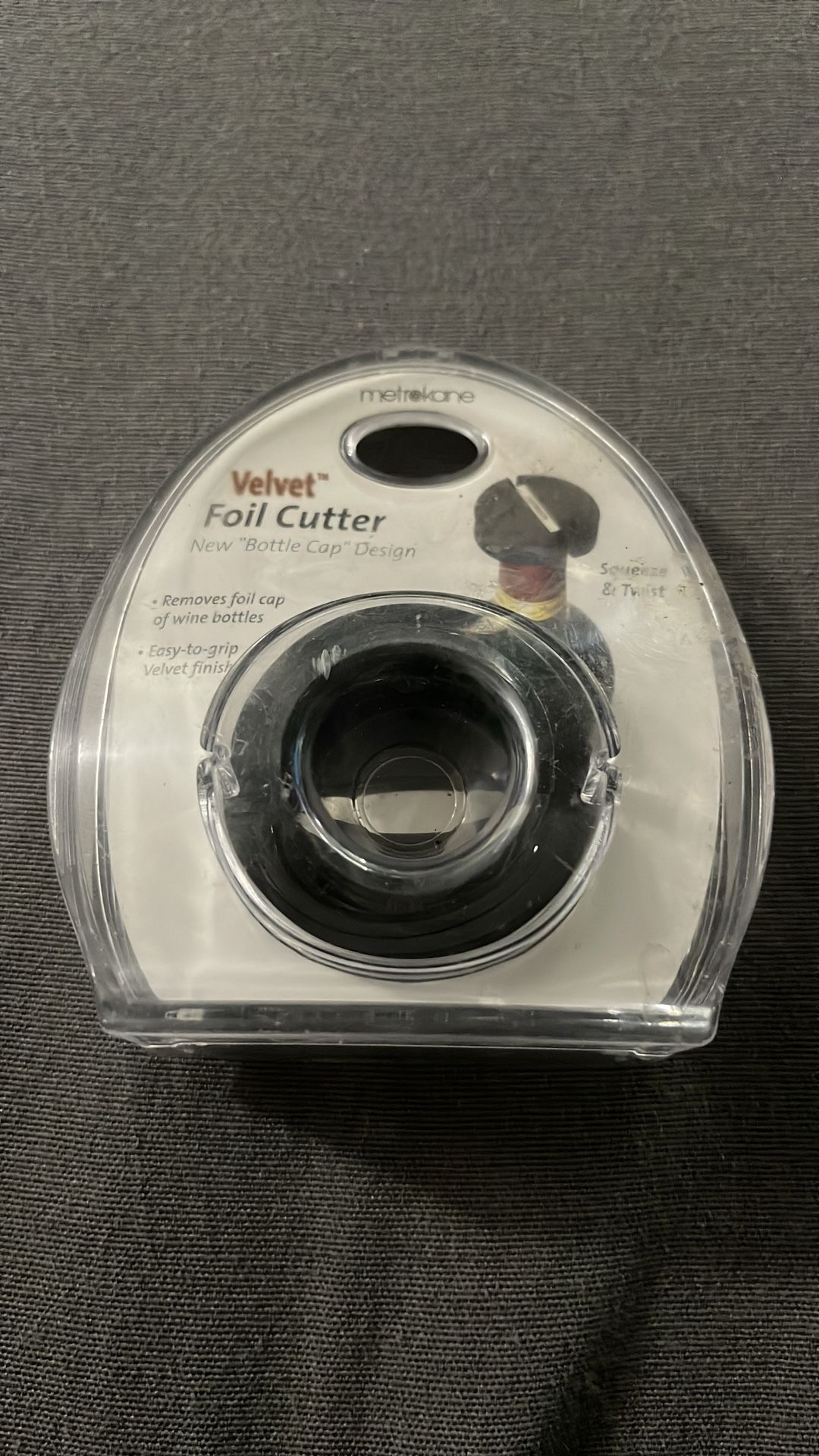 Wine bottle, velvet foil, cutter