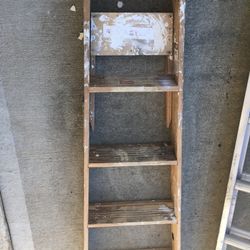 Ladder. Wood. 5 Feet. 