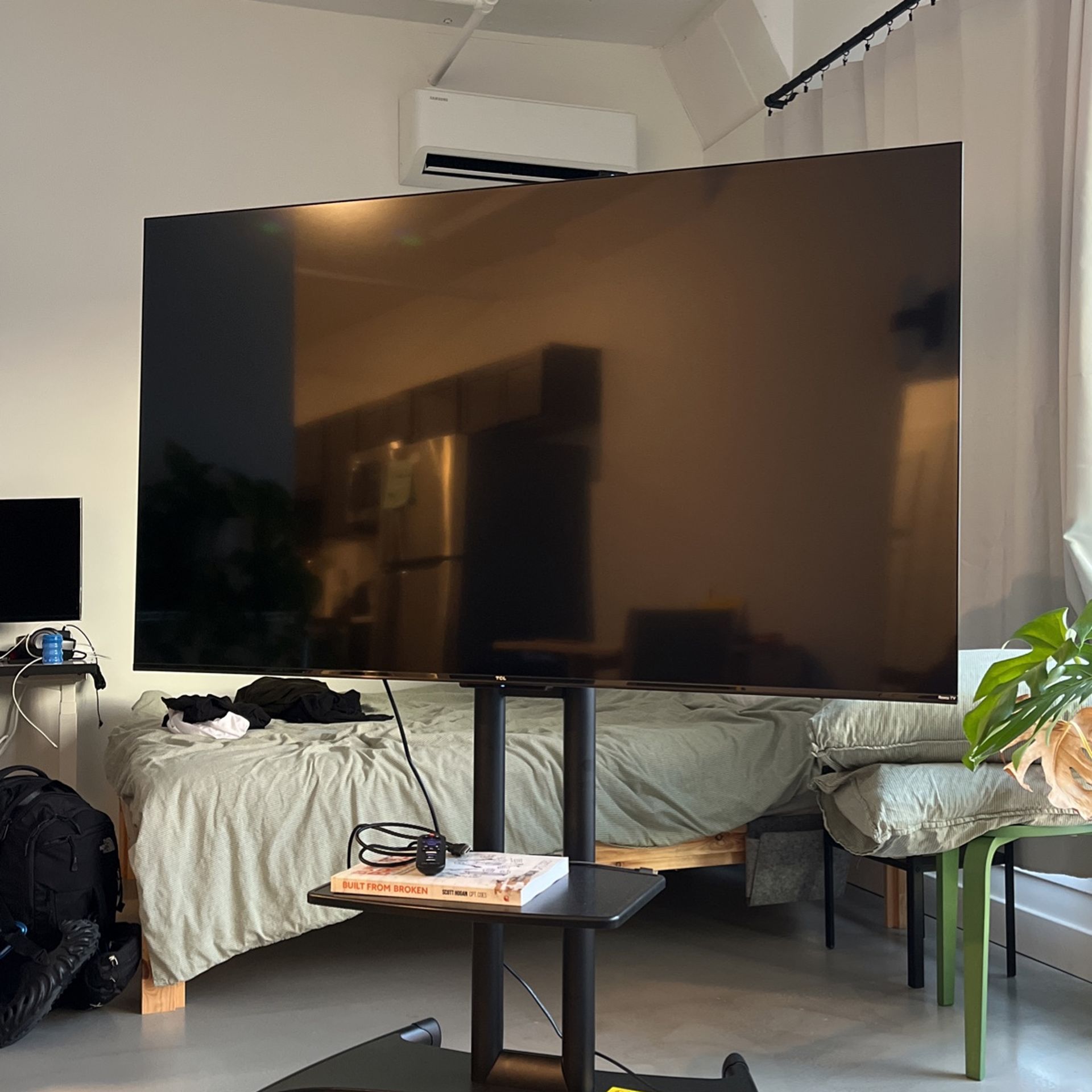 TCL - 58" Class 4-Series 4K UHD HDR Smart Roku TV with Rolling Stand