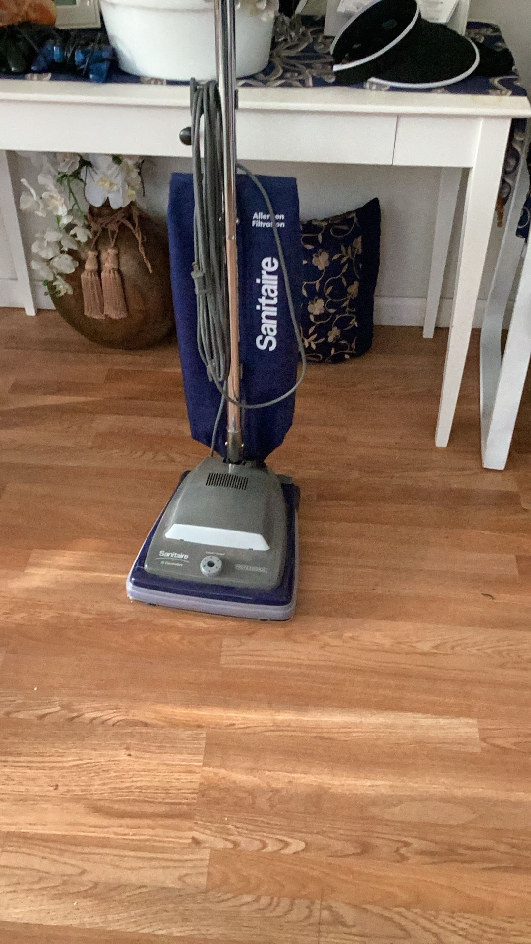 Sanitaire Heavy Duty vacuum cleaner works perfect condition