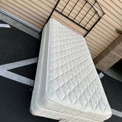 Twin bed with almost new mattress/cama con colchón casi nuevo