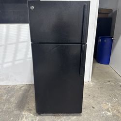 GE refrigerator (black)