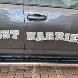 Magnetic JUST MARRIED sign 