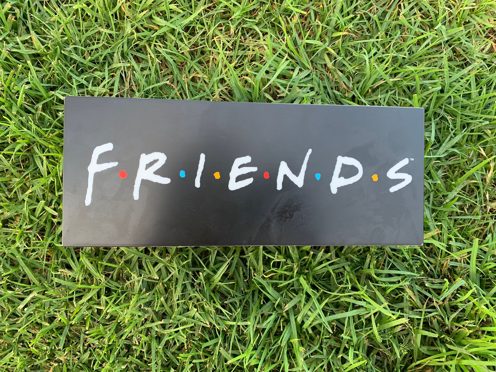f.r.i.e.n.d.s sign (lights up)