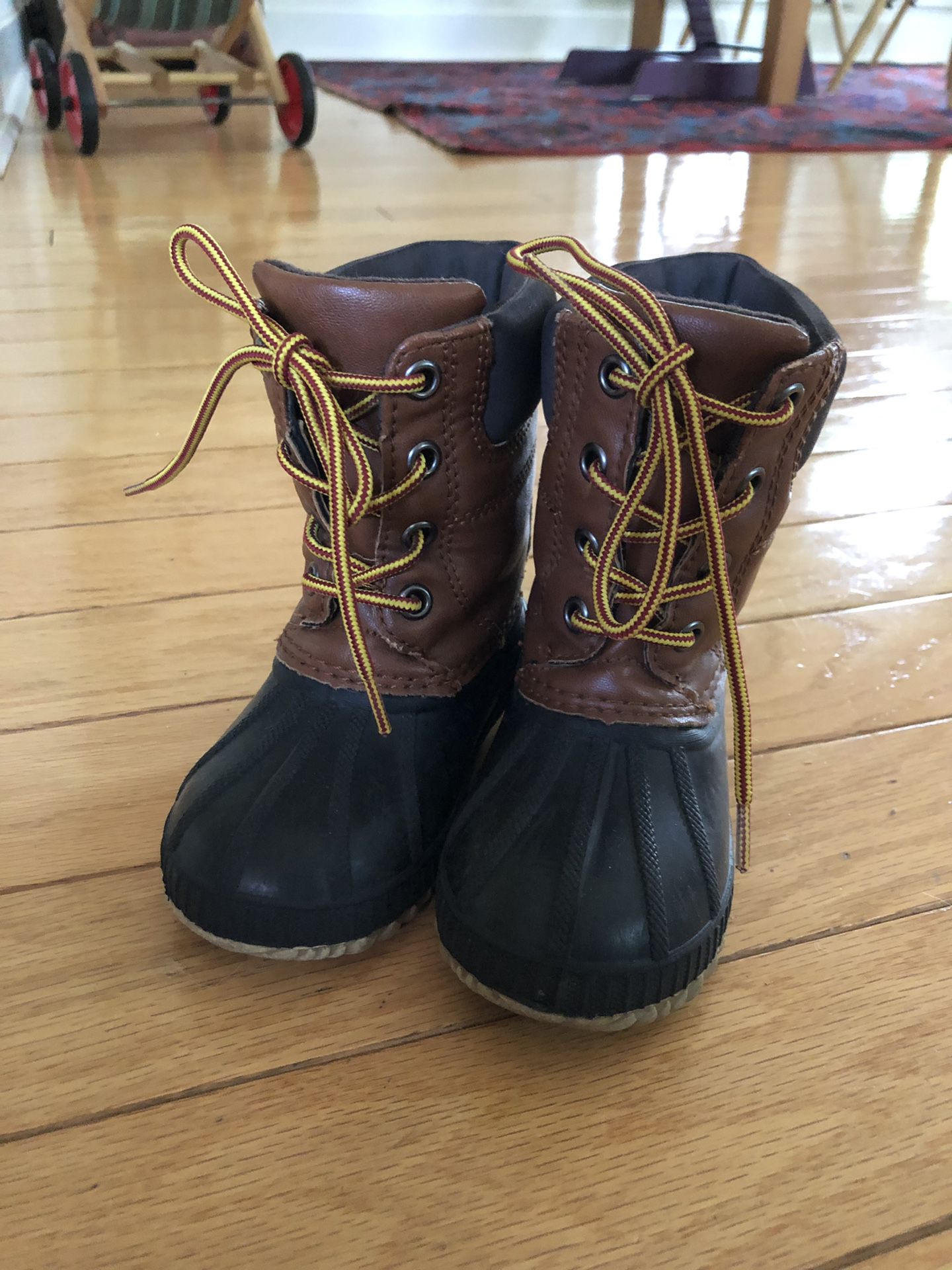 Gap Kids size 7/8 snow boots
