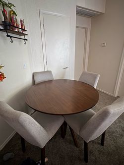Round Dining Table with 4 Chairs