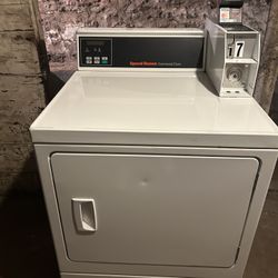 4 Washer Machines And 1 Dryer 